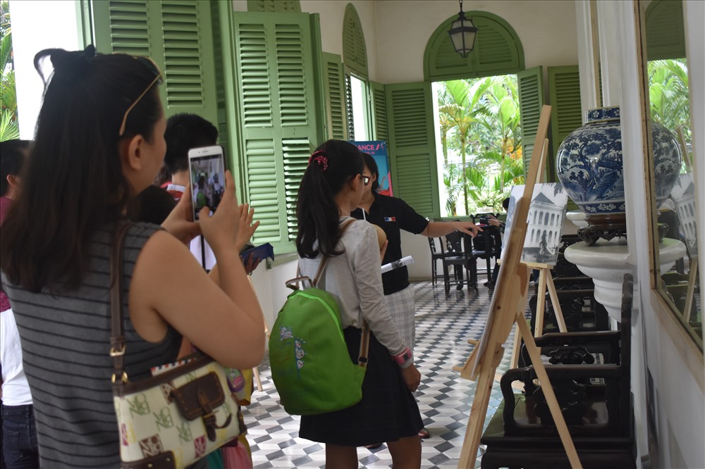 Các du khách tham quan và chụp ảnh tại dinh thự