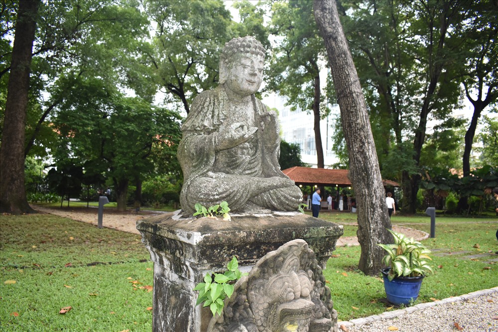 Bức tượng Phật nguyên bản được một phụ nữ có địa vị trong xã hội xưa tặng lại cho Lãnh sự Pháp từ những năm 60