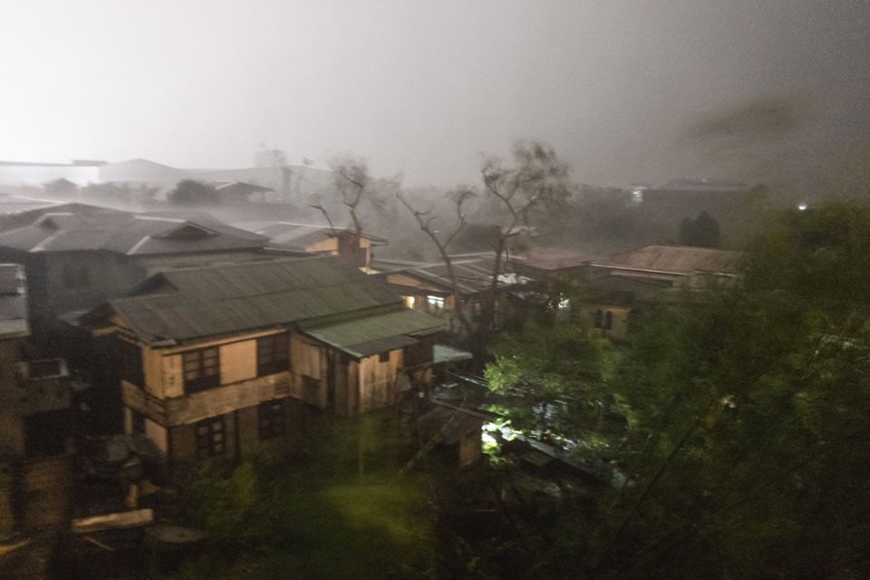 Với sức gió kinh hoàng, siêu bão Mangkhut đã làm nhiều căn nhà tốc mái, cây cối bật gốc, cột điện gãy đổ. Trang AP và Bloomberg cho biết gió lớn đã phá hủy nhiều nhà cửa ở thành phố Tuguegarao, một trung tâm thương mại lớn của thành phố cũng bị phá hủy.