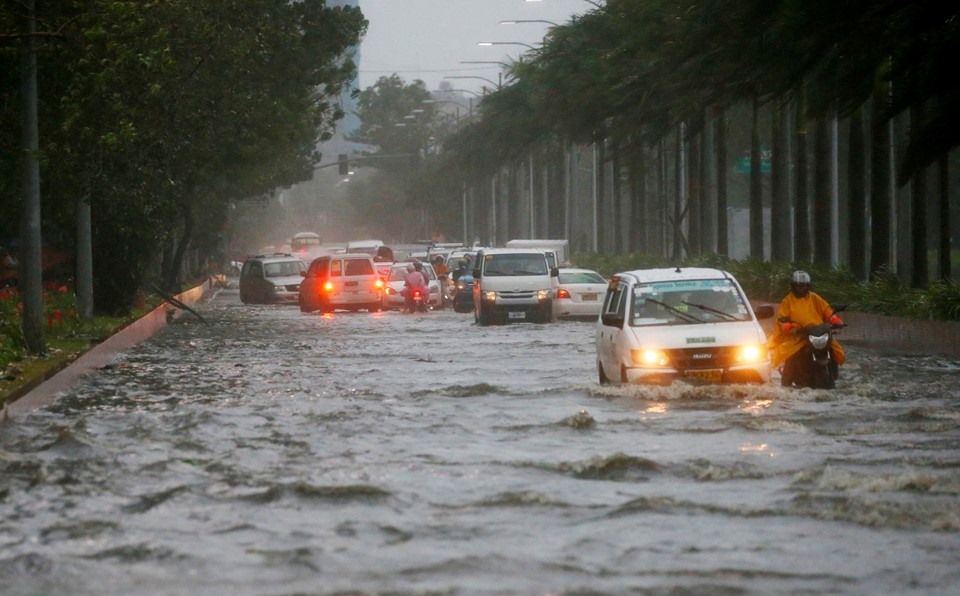 Đường phố ở Manila bị ngập sau mưa lớn do bão Mangkhut gây ra.
