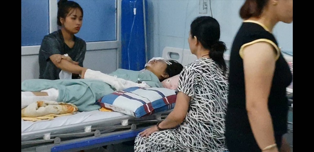 Chị Trần Tú Hường cùng con gái Phạm Thu Hà nằm điều trị tại phòng cấp cứu Bệnh viện ĐK tỉnh Lai Châu.