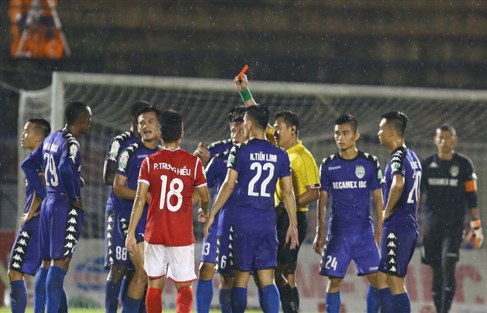 Trọng tài Trần Văn Lập mắc sai lầm “quên thẻ” và bẻ cói không công nhận bàn thắng trên sân Gò Đậu ở vòng 22 V.League 2018.