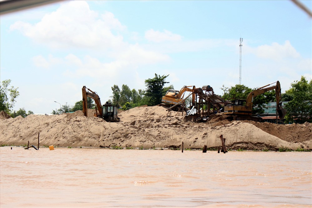 và lấn chiếm, tác động thái quá đến hành lang an toàn của bờ sông. Ảnh: Lục Tùng