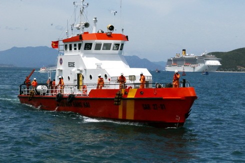 Sau hơn 18 giờ nghi bị ngộ độc 10 ngư dân Quảng Ngãi đã được tàu SAR27-01 chuyển về bờ. Ảnh: P.L