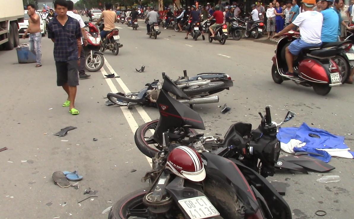 Hiện trường vụ tai nạn xe máy tông nhau khiến 3 người thương vong.