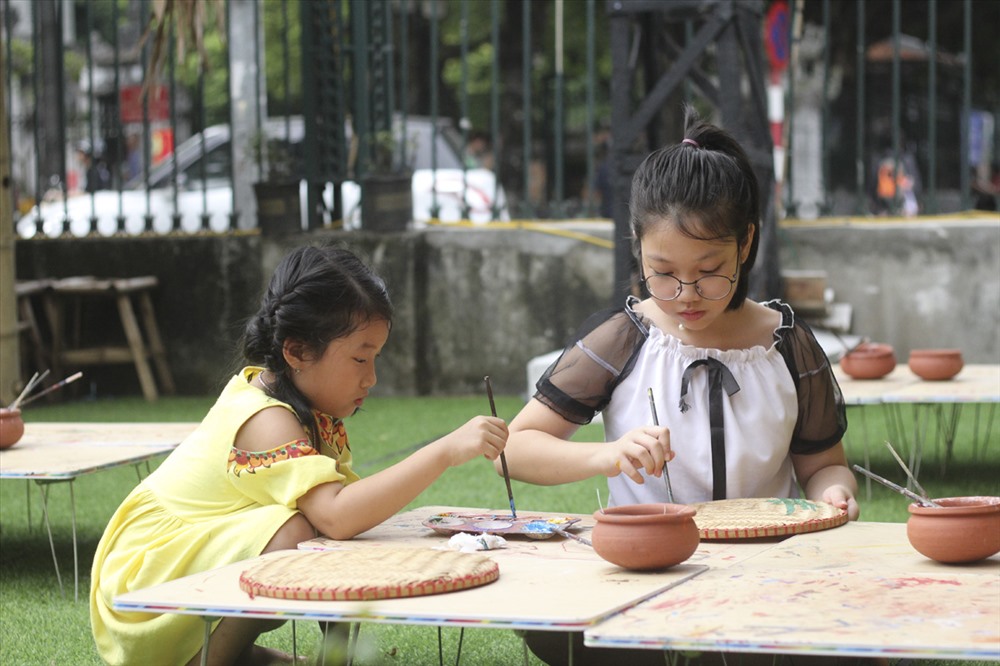 Trong 3 tháng hè, có gần 2.300 cháu bé và gia đình tới Hồ Văn vui chơi trải nghiệm các những trò chơi tương tác và trò chơi dân gian. 
