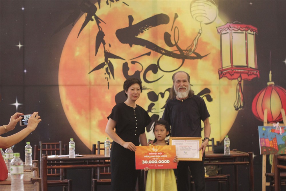 Trước đó, bé Ngô Phương Nhung (7 tuổi, học sinh lớp 2, Trần Phú, Hà Đông) đã được trao giải thưởng trị giá 30 triệu đồng khi tham gia cuộc thi vẽ tranh acrylic trong chuỗi hoạt động của “Sỹ tử nhí“.