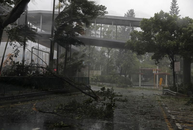 Bão Mangkhut được cho là một trong những cơn bão mạnh nhất đổ bộ Hong Kong trong gần 2 thập kỷ qua. Ảnh: AP. 