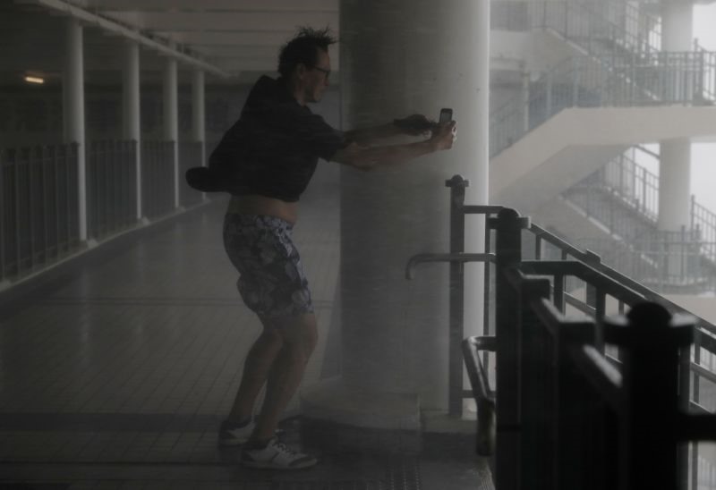 Cơn bão làm vỡ các cửa sổ bằng kính trên những tòa nhà thương mại chọc trời ở Hong Kong. Bão Mangkhut cũng khiến các cành cây gẫy đổ, phá hủy giàn giáo ở những tòa nhà đang được xây dựng cũng như khiến một số khu vực ở Hong Kong chìm trong nước lũ, theo SCMP. Theo đó, nước dâng do mưa lớn khiến nước dâng lên tới 3m quanh Hong Kong. Ảnh: AP. 