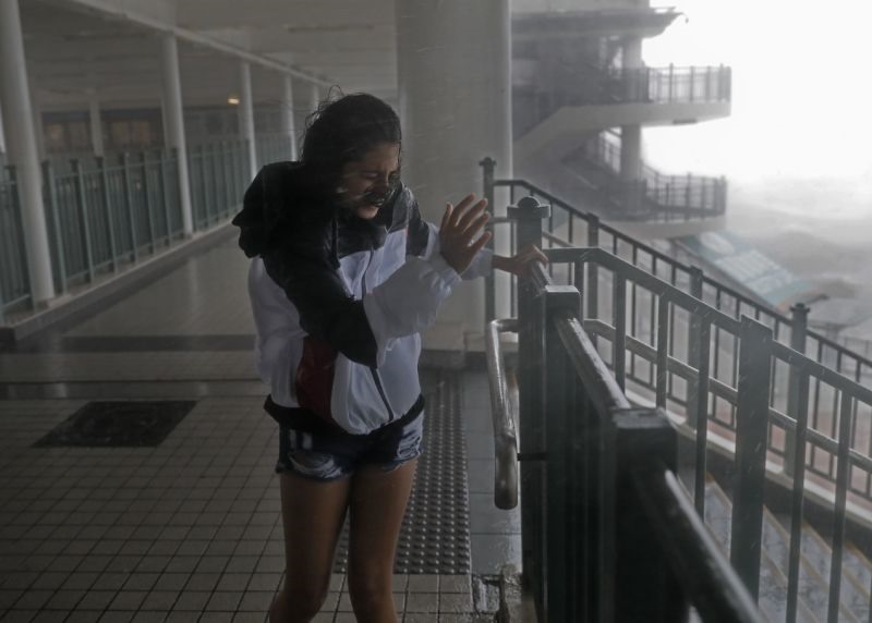 Trong khi đó, tại Trung Quốc, bão Mangkhut vẫn tiếp tục càn quét. Trong đoạn video được đăng trên mạng xã hội, góc trên cùng của một tòa nhà cũ bị nứt ra và rơi xuống. Trong một video khác, một tòa nhà cao tầng rung lắc trong gió mạnh. Ảnh: AP