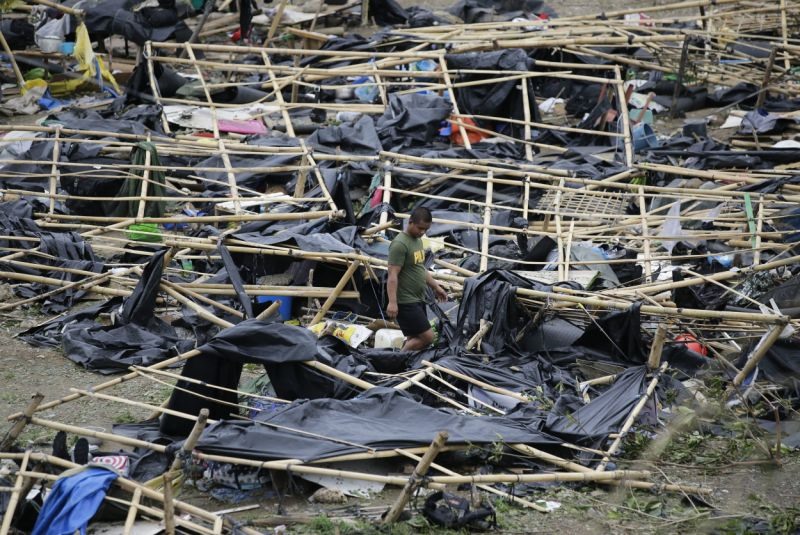 Khi hoành hành ở phía bắc Philippines, cơn bão đổ bộ phía bắc đảo Luzon với sức gió ổn định 205 km/h và gió giật lên tới 255km/h.  Cảnh sát trưởng Pelita Tacio cho biết, 34 dân làng thiệt mạng và 36 người vẫn còn mất tích trong vụ sạt lở đất tại 2 làng ở thị trấn Itogon, tỉnh miền núi phía bắc Benguet. Ảnh: AP. 