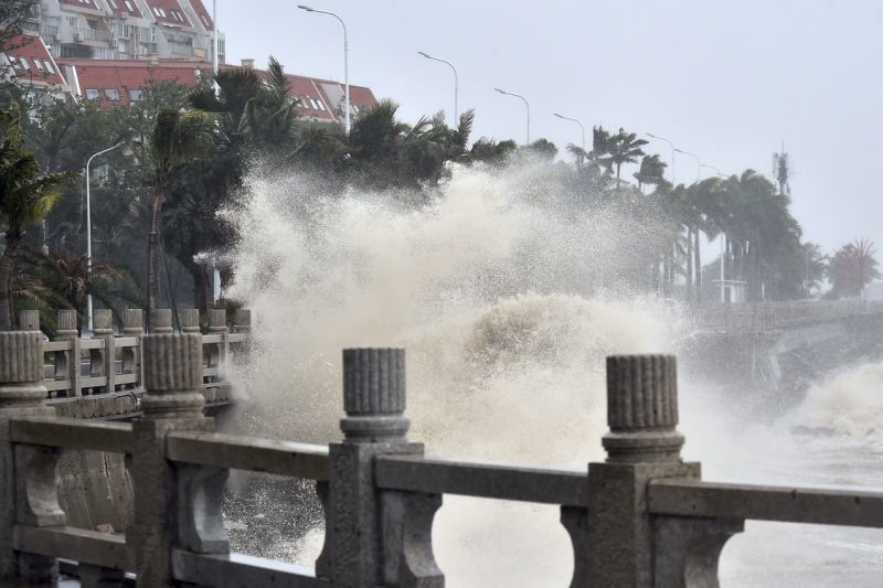 Cơn bão đổ bộ thành phố Đài Sơn, tỉnh Quảng Đông lúc 17h ngày 16.9, với sức gió 162km/h. Theo đài truyền hình nhà nước CGTN, sóng dâng tràn ngập một khách sạn bên bờ biển ở thành phố Thâm Quyến. Tại Macau, các sòng bạc được lệnh đóng cửa từ 22h. Ngày 15.9 là lần đầu tiên động thái này được ban bố ở Macau. 