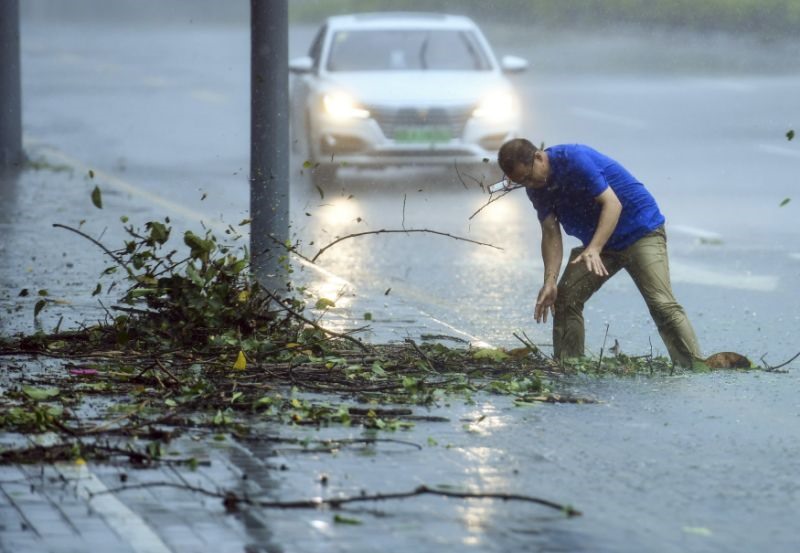 Giới chức phía nam Trung Quốc đã phát cảnh báo đỏ, mức cảnh báo cao nhất khi trung tâm khí tượng quốc gia cho biết khu vực này sẽ đối mặt với thách thức lớn do gió và mưa đồng thời kêu gọi giới chức chuẩn bị phương án có thể xảy ra thảm họa.
