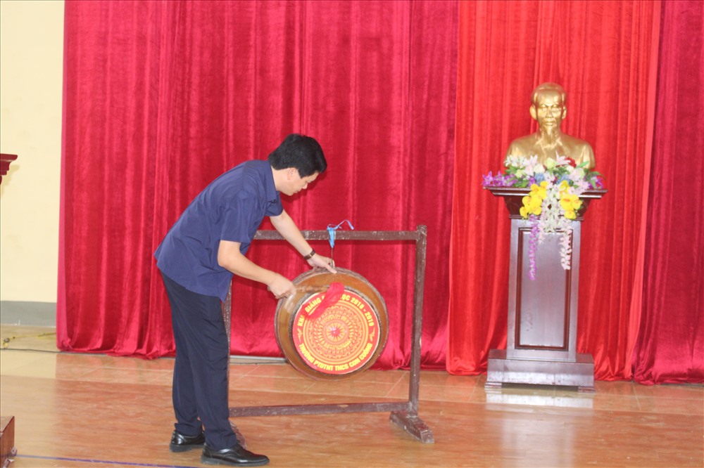 Ông Nguyễn Đình Hùng, Bí thư huyện ủy Con Cuông đánh trống khai trường