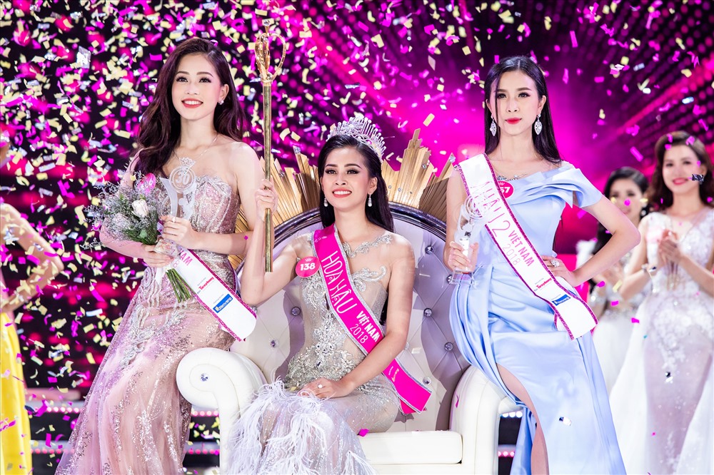Hoa hậu Trần Tiểu Vy bên cạnh Á hậu 1 - Bùi Phương Nga và Á hậu 2 - Nguyễn Thị Thuý An. 