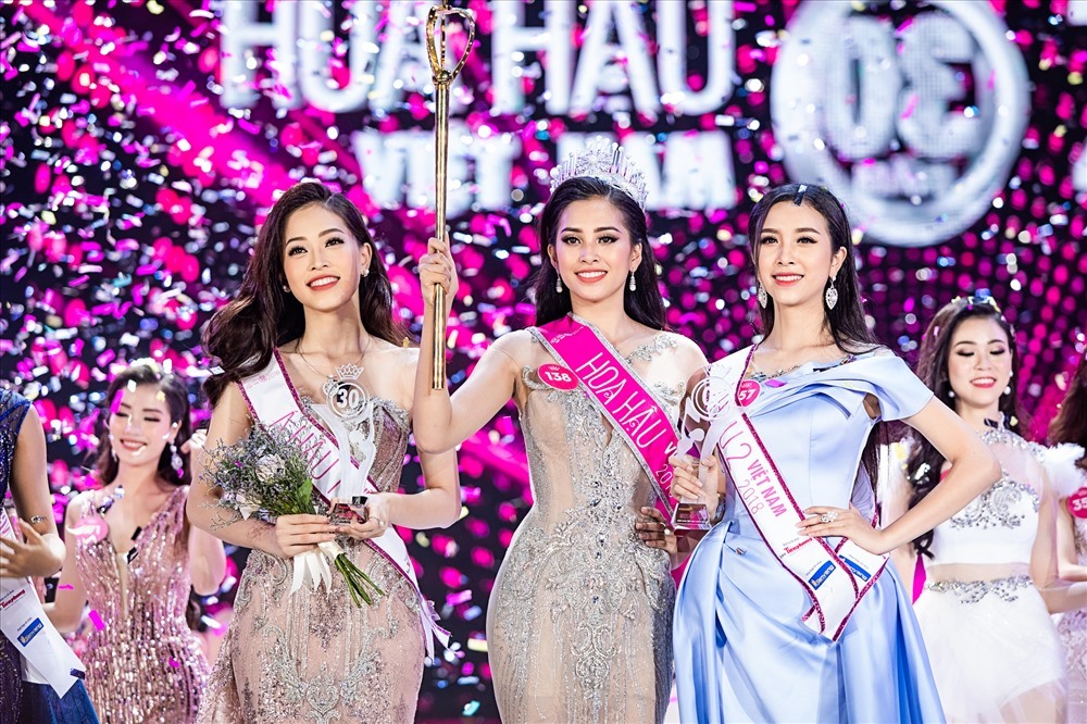  Tân Hoa hậu Việt Nam 2018  Tiểu Vy (giữa) và 2 Á hậu 1 Phương Nga (ngoài cùng bên trái) và Á hậu 2 Thuý An . Ảnh: BTC. 