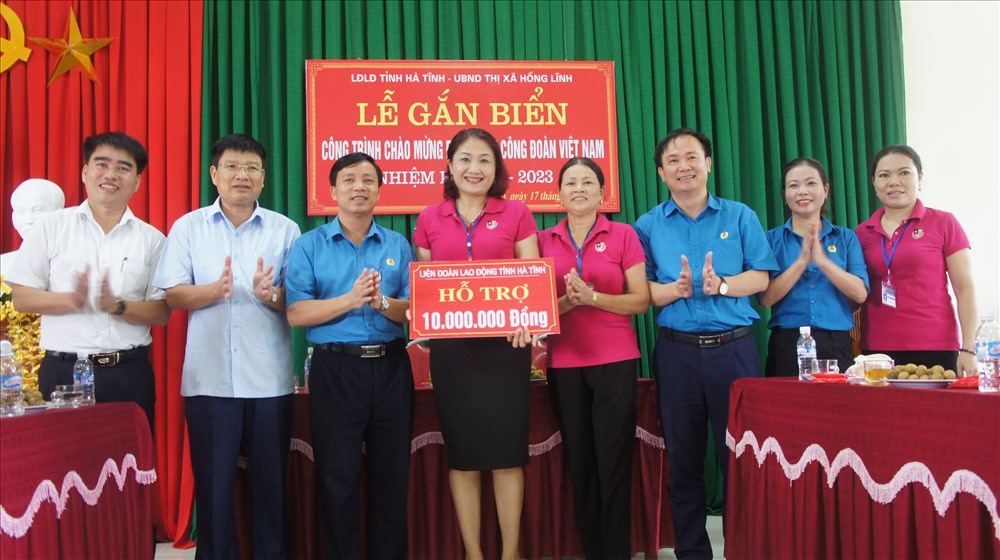 LĐLĐ tỉnh Hà Tĩnh trao hỗ trợ 10 triệu đồng cho trường mầm non Bắc Hồng