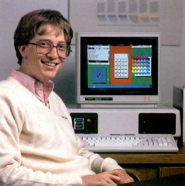 Mặc dù đã từng làm một vài việc lặt vặt, nhưng “công việc đầu tiên thực sự” của Bill Gates “xứ cờ hoa” là làm việc như một lập trình viên máy tính cho công ty hàng không TRW khi còn đang học cấp ba ở một trường trung học.