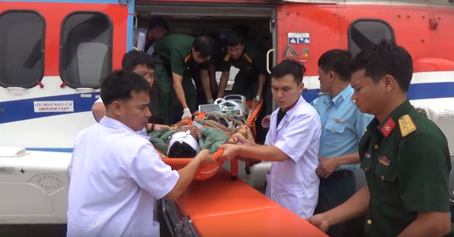 Hai ngư dân được máy bay trực thăng đưa về đất liền điều trị