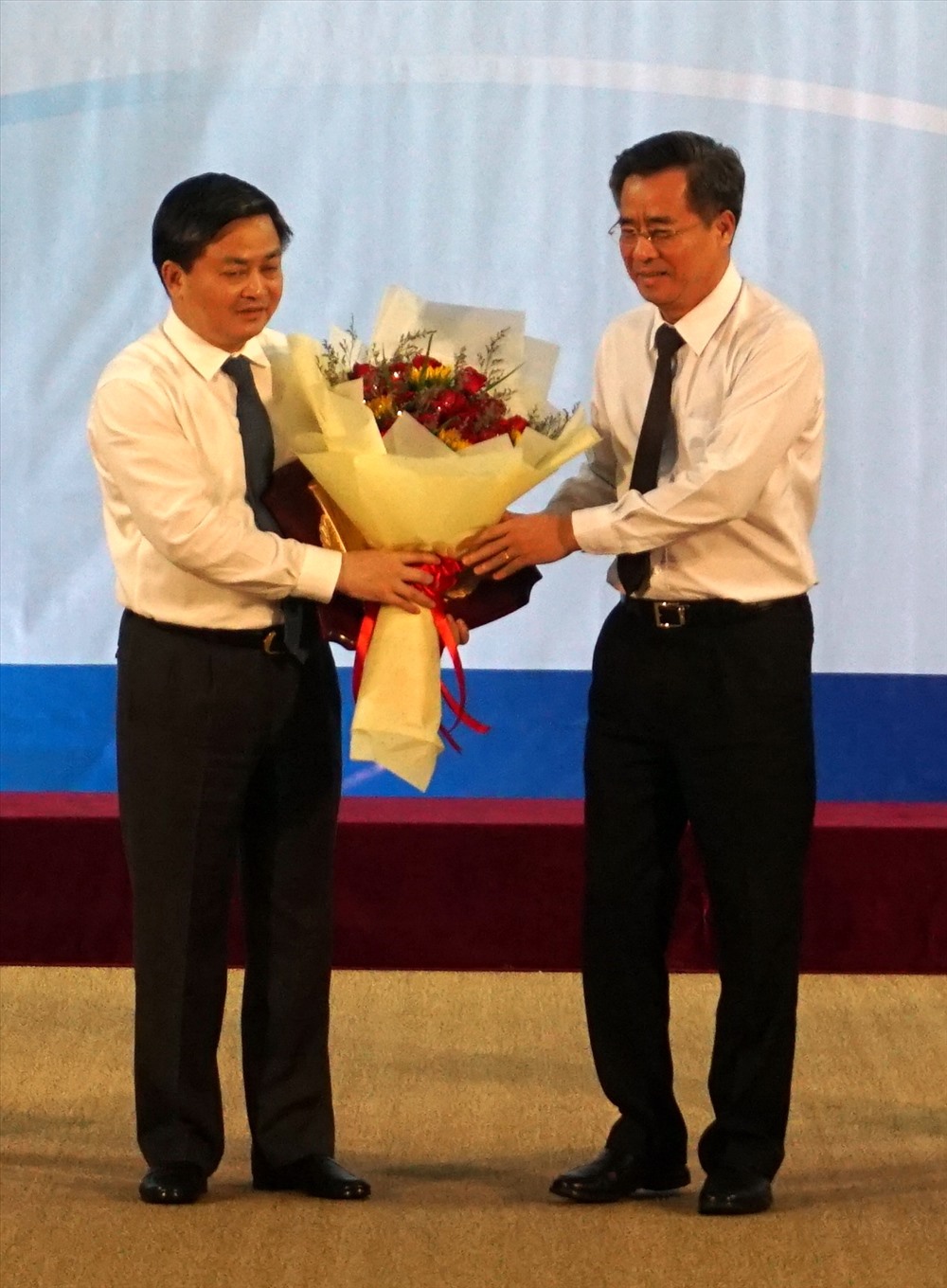 Bí thư Tỉnh ủy Bạc Liêu Nguyễn Quang Dương (người mang kính) tặng hoa cho Tổng giám đốc Vietinbak (ảnh Nhật Hồ)