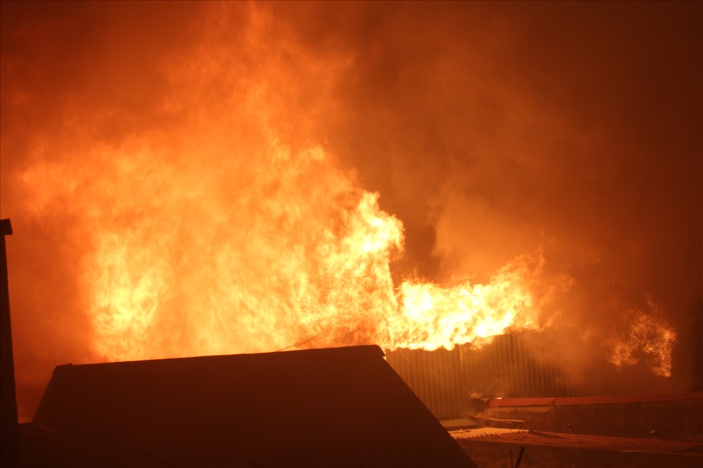 Chiều tối 17/9, đám cháy lớn bốc lên từ một ngôi nhà trên phố đê La Thành (Hà Nội) sau đó lan sang nhiều nhà bên cạnh, cột khói cao hàng chục mét.