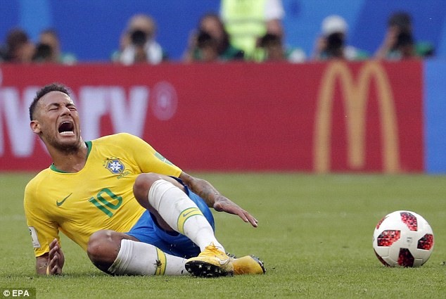 Những màn ăn vạ của Neymar ở VCK World Cup 2018 không nhận được sự ủng hộ của số đông. Ảnh: EPA.