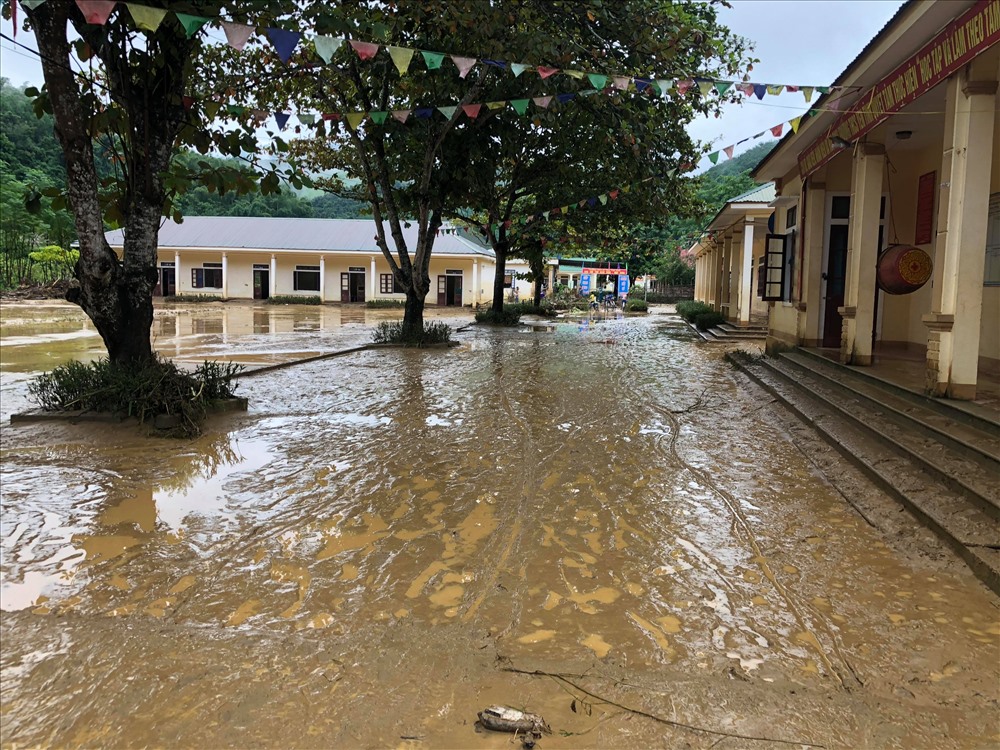 Trường học bị bùn đất do lũ quét gây ngập 