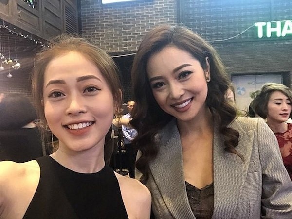 Đứng trong một khung hình, hai người đẹp Việt trông như chị em cùng một nhà.