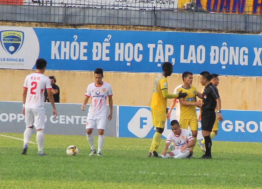 Tổ trọng tài điều hành trận đấu giữa FLC Thanh Hóa và Nam Định bị chỉ trích gay gắt. Ảnh: VPF