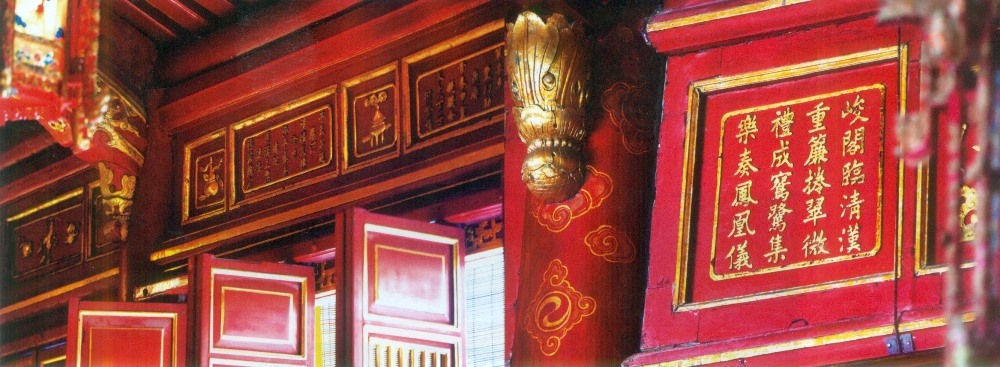 Trên điện Thái Hòa hiện còn 191 bài thơ bằng chữ Hán. Ảnh: H.V.M