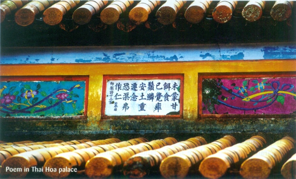 Hệ thống văn tự Hán - Nôm khắc trên quần thể di tích Huế còn thể hiện tư tưởng, quan điểm, tình cảm... của triều Nguyễn về nhiều lĩnh vực. Ảnh: H.V.M