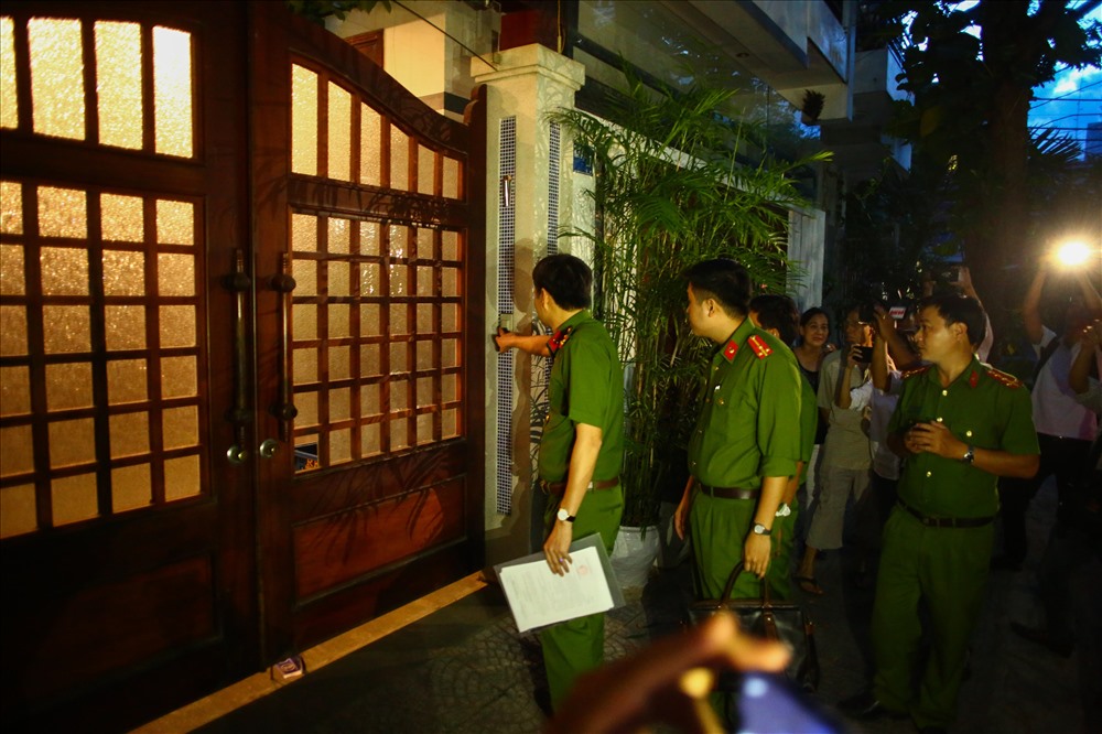 Khoảng 18h tối cùng ngày, lực lượng công an đã có mặt trước nhà nhà ông Bằng. 