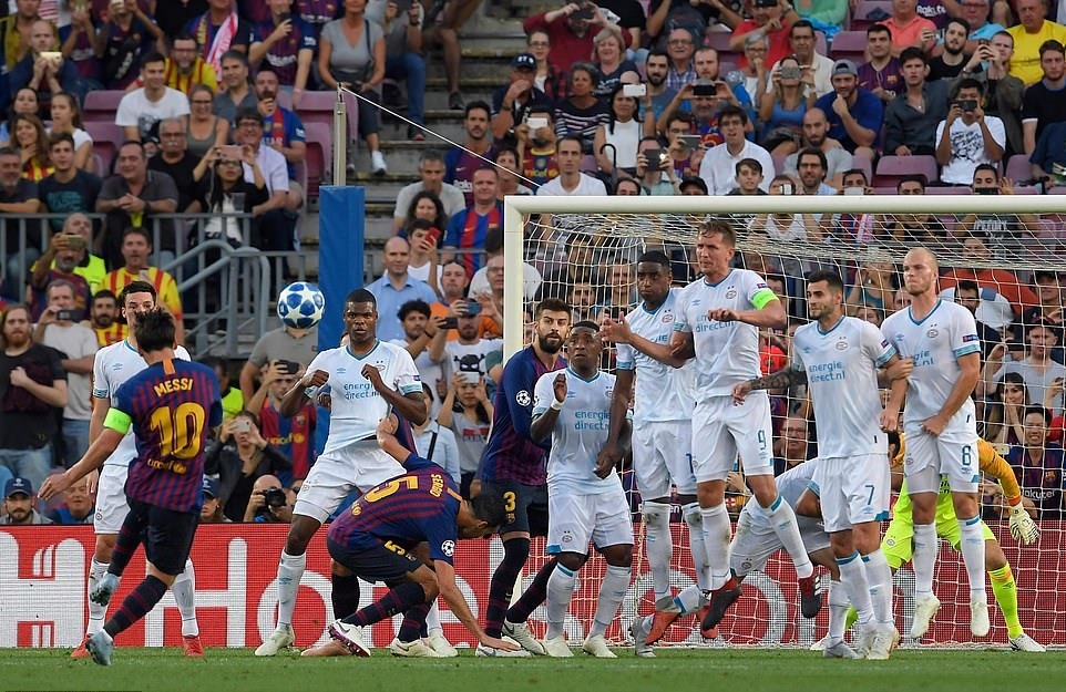 Cú đá phạt đẳng cấp mở tỷ số trận đấu của Lionel Messi. Ảnh: Getty Images.
