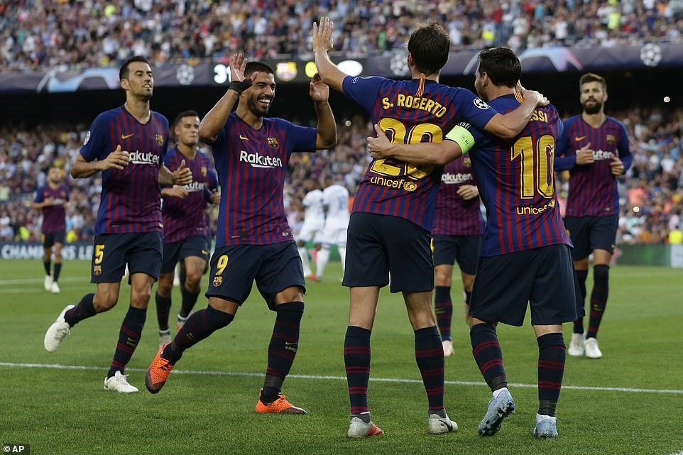 Messi (số 10) ăn mừng cùng đồng đội sau khi hoàn tất cú hat-trick. Ảnh: AP.