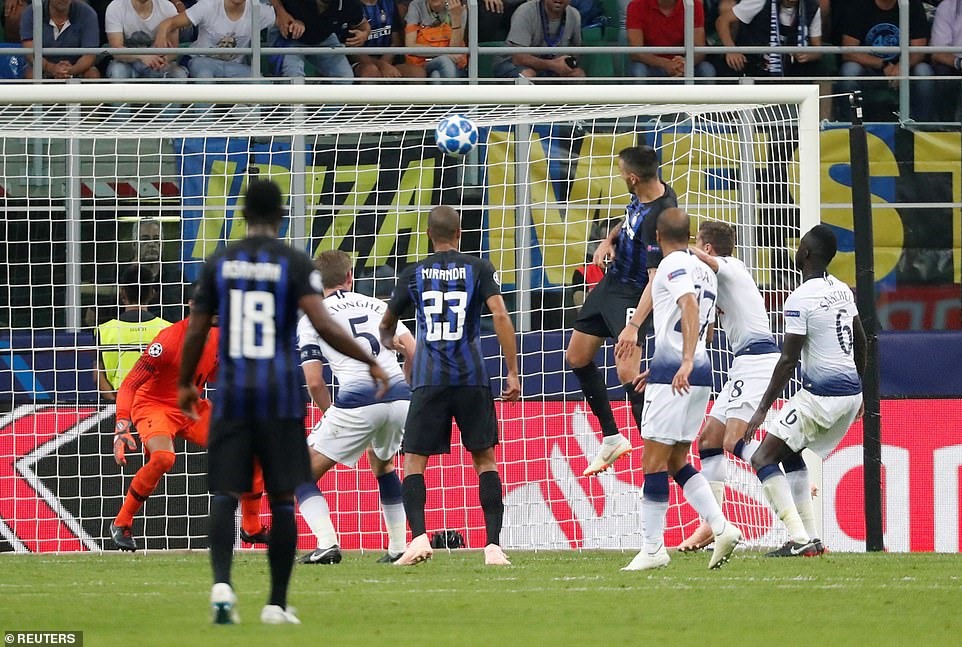 Bàn ấn định tỷ số 2-1 trong trận đấu giữa Inter Milan và Tottenham. Ảnh: Reuters.