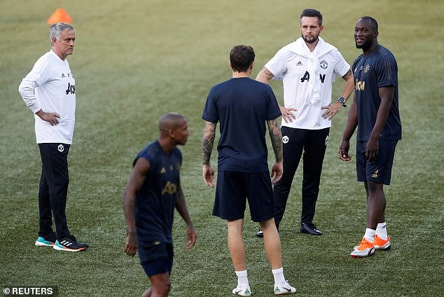 Các cầu thủ M.U đã có mặt ở Thụy Sỹ để làm quen sân và tập nhẹ. Ảnh: Reuters.