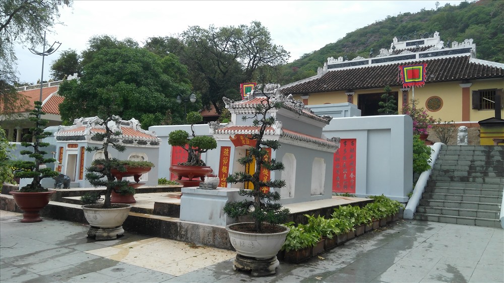 Lăng mộ Thoại Ngọc Hầu dưới chân núi Sam. Ảnh: H.V.M