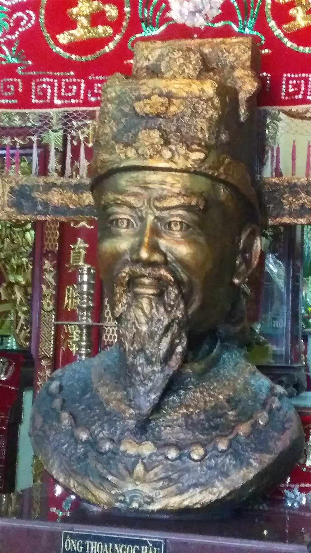 Tượng Thoại Ngọc Hầu trong đền thờ ông ở chân núi Sam. Ảnh: H.V.M