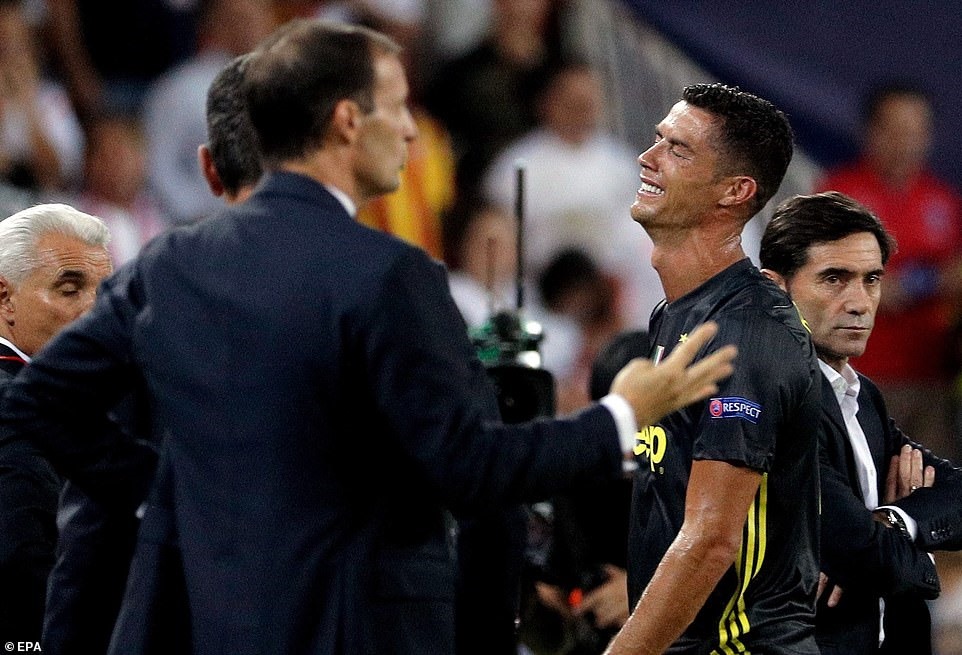 Ronaldo không tin vào mắt mình khi nhận thẻ đỏ trực tiếp. Ảnh: EPA.