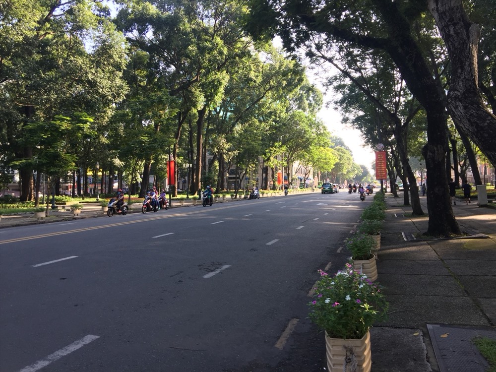 Với bức ảnh độc đáo này, bạn sẽ chiêm ngưỡng những đường phố sầm uất và nhộn nhịp nhất tại Sài Gòn trong ngày Quốc khánh. Tận hưởng một không gia đặc trưng của thành phố nhộn nhịp và đầy màu sắc này.