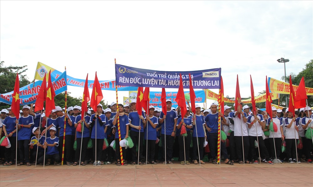 Học sinh cổ vũ cho Tân Nhật tại Quảng trường giải phóng Thị xã Quảng Trị. Ảnh: Hưng Thơ.