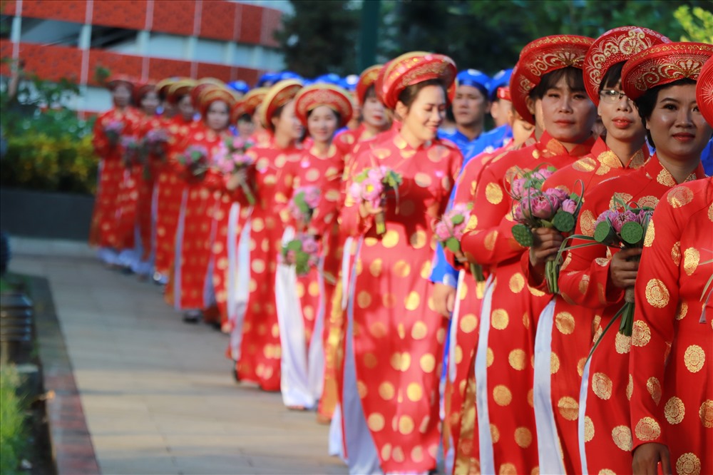 Trong tà áo dài truyền thống, các cô dâu rạng rỡ trong ngày trọng đại của đời mình.