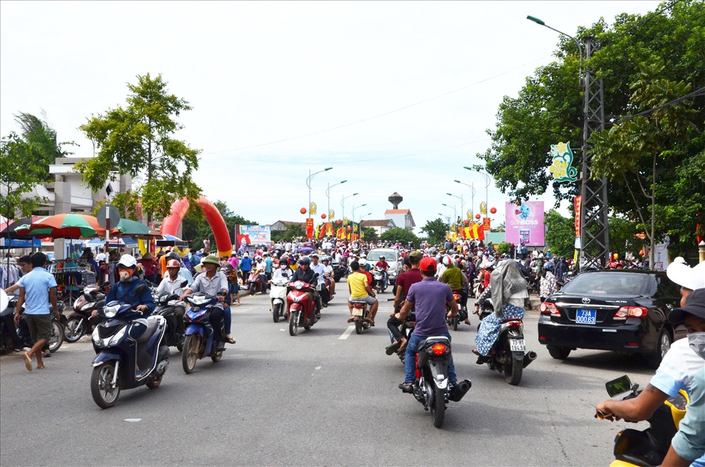 Người dân từ khắp mọi miền đổ về thị trấn Kiến Giang đổ cổ vũ cho các thuyền đua. Ảnh: Trần Ánh Dương