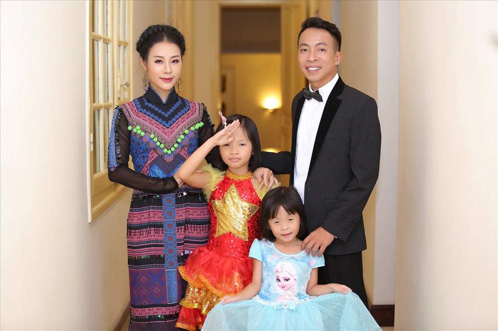 Gia đình Hoa Trần - Việt Hoàn và con gái thứ 2, bé Nghé (áo đỏ). Ảnh: Hòa Nguyễn