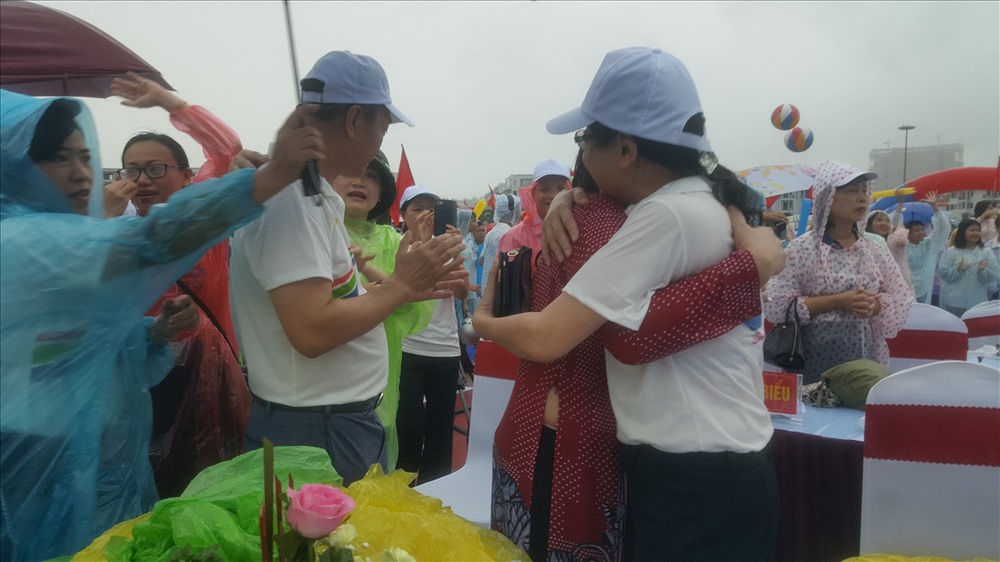 Bà Đỗ Thị Hoàng hạnh phúc ôm lấy người đồng nghiệp sau khi chiến thắng mang về Quảng Ninh.