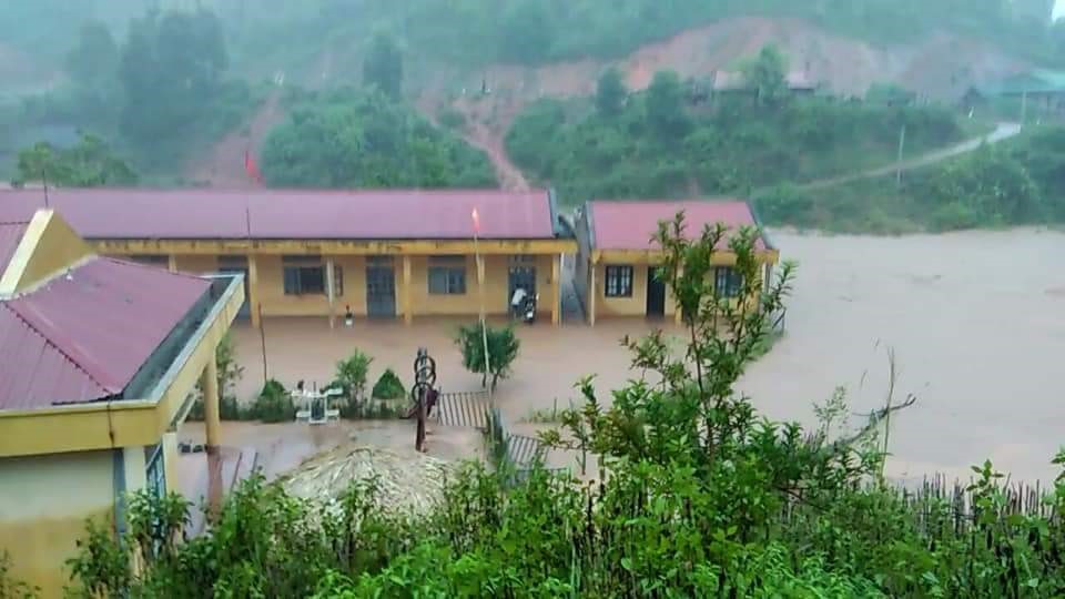 3 điểm trường tại trung tâm xã Chà Nưa bị ngập khiến hơn 700 học sinh nghỉ học.
