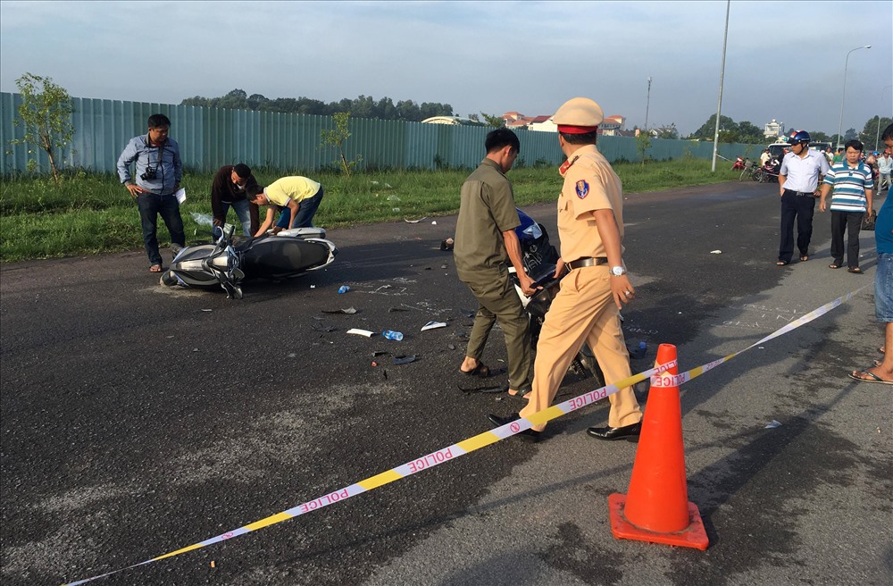 Nhận được tin báo, lực lượng chức năng TP Thủ Dầu Một đến khám nghiệm hiện trường điều tra nguyên nhân ban đầu vụ tai nạn.