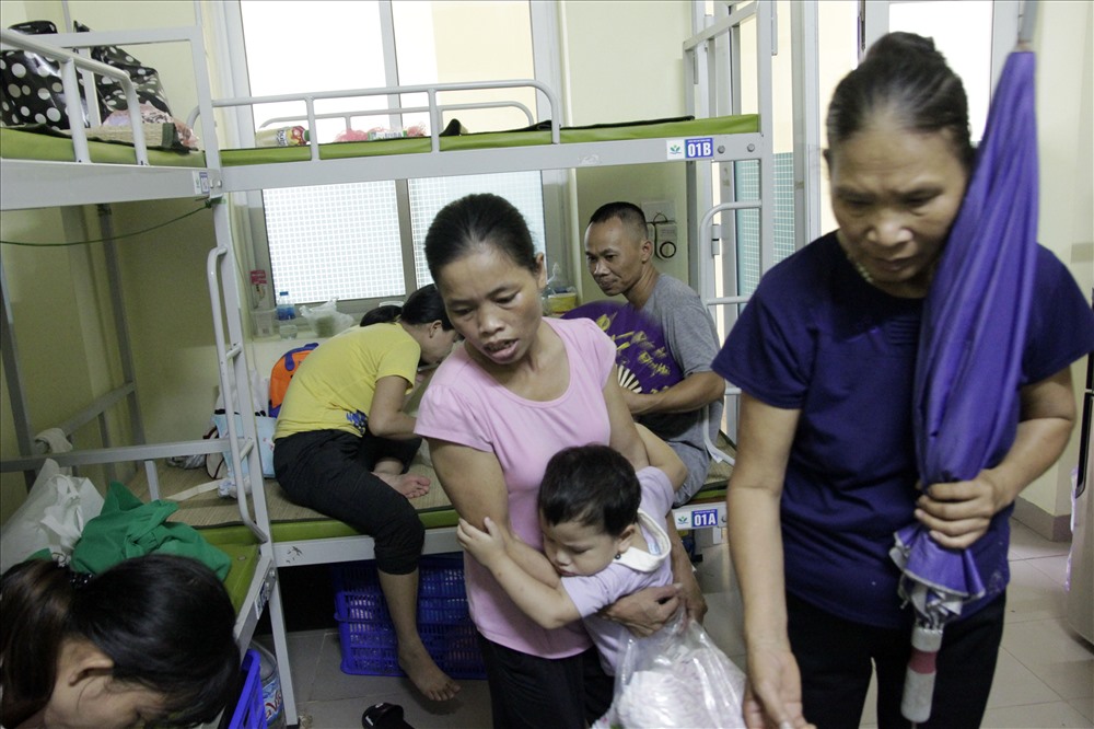 31 bệnh nhân cùng người nhà điều trị ngoại trú, trọ tại các khu nhà bị cháy đã được chuyển vào khu nhà lưu trú của BV Nhi Trung ương.