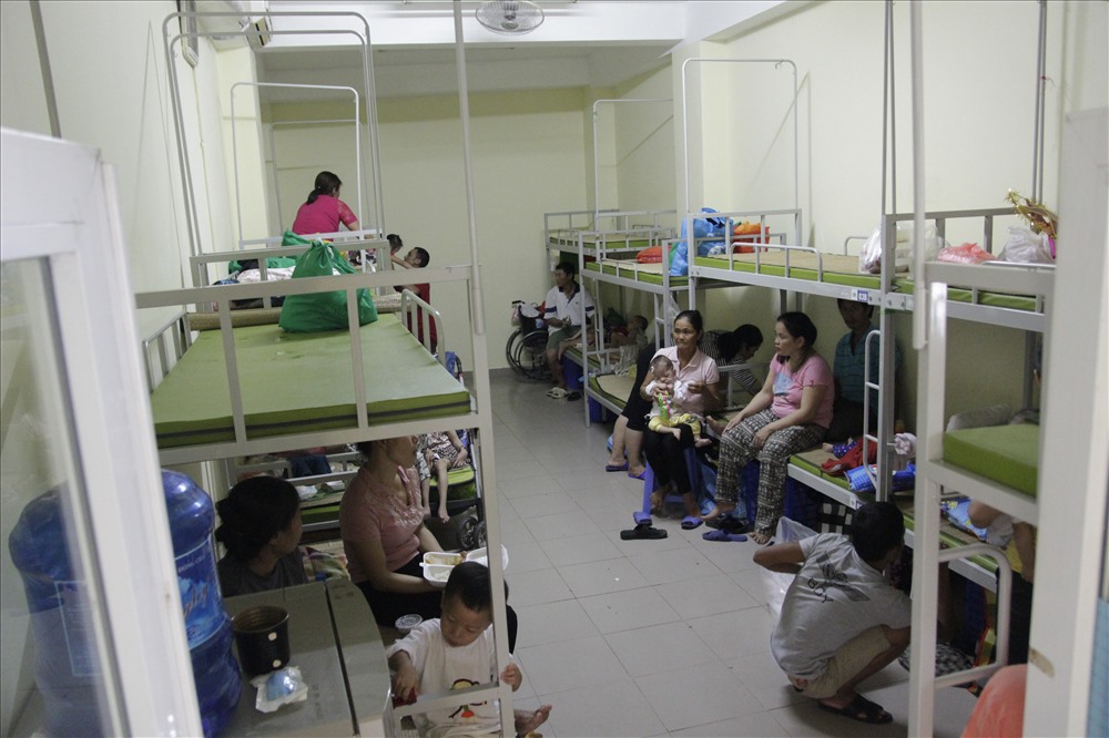Ông Trịnh Ngọc Hải, Phó Giám đốc BV Nhi Trung ương cho biết: Tổng cộng có 31 hộ gia đình có con nhỏ đang điều trị ngoại trú ở tại khu nhà trọ bị cháy đã được đưa vào nhà lưu trú bệnh viện. Mỗi bệnh nhân được hỗ trợ từ nhiều nguồn khoảng 10 triệu/trường hợp.