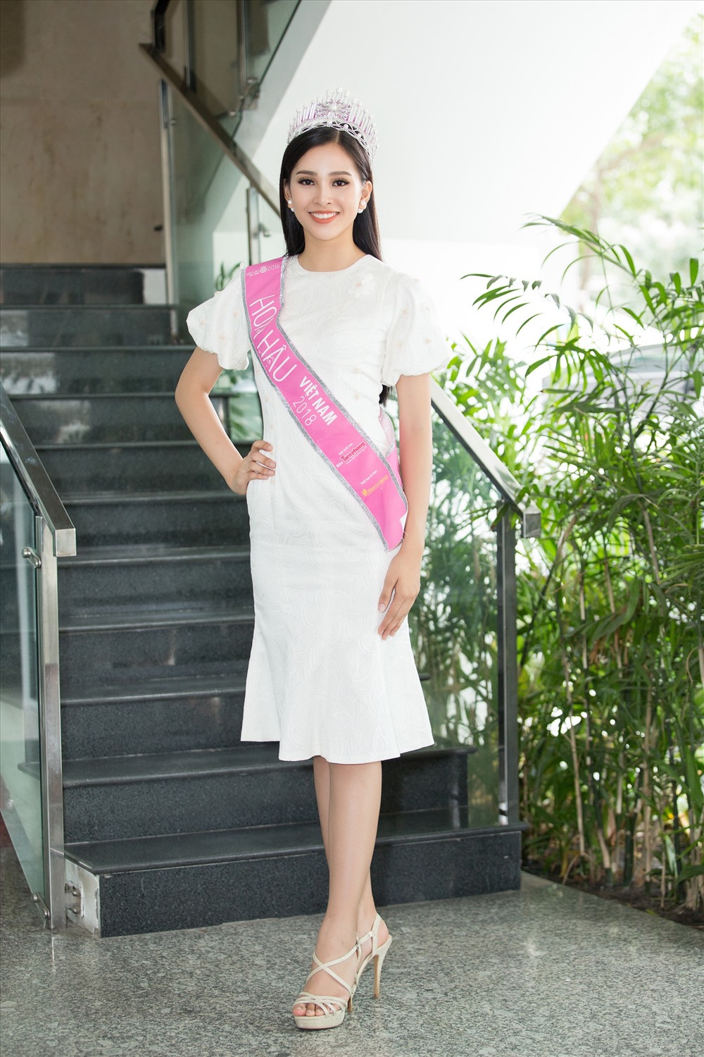 Tuy mệt mỏi, nhưng Hoa hậu Trần Tiểu Vy vẫn nở nụ cười rạng rỡ khi giao lưu cùng người hâm mộ. 